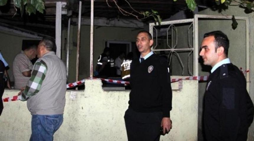 Çardak demirinde intihar etti