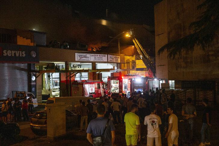 Zeytinburnu'nda hırdavat dükkanında çıkan yangın söndürüldü G3