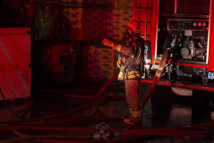 Zeytinburnu'nda hırdavat dükkanında çıkan yangın söndürüldü G4