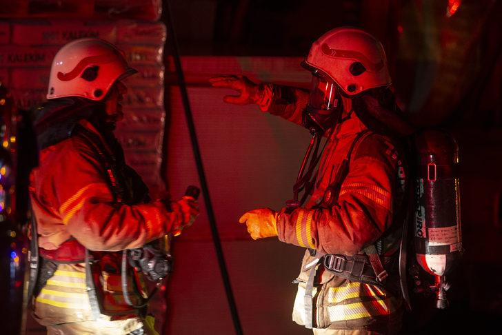 Zeytinburnu'nda hırdavat dükkanında çıkan yangın söndürüldü G5