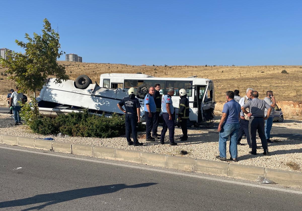 Gaziantep'te 19 kişinin yaralandığı trafik kazası ara&ccedil; kamerasına yansıdı
