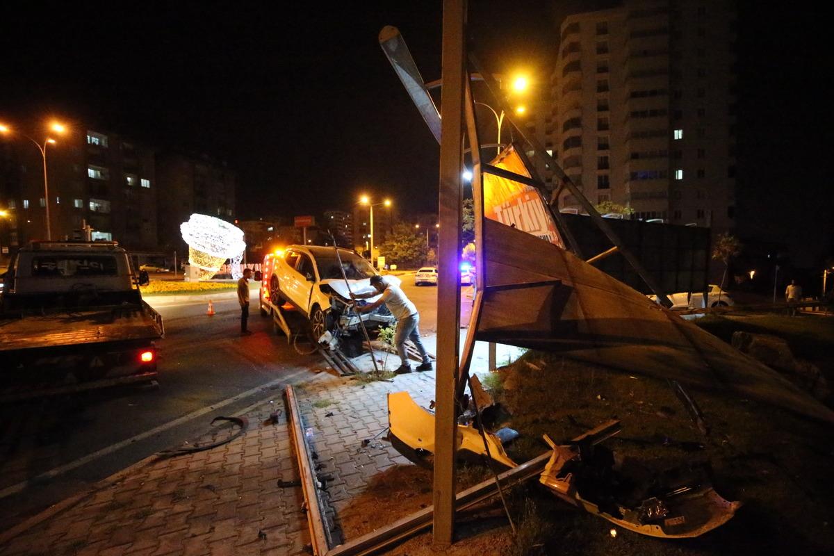 Kahramanmaraş'ta iki otomobilin &ccedil;arpıştığı kazada 8 kişi yaralandı