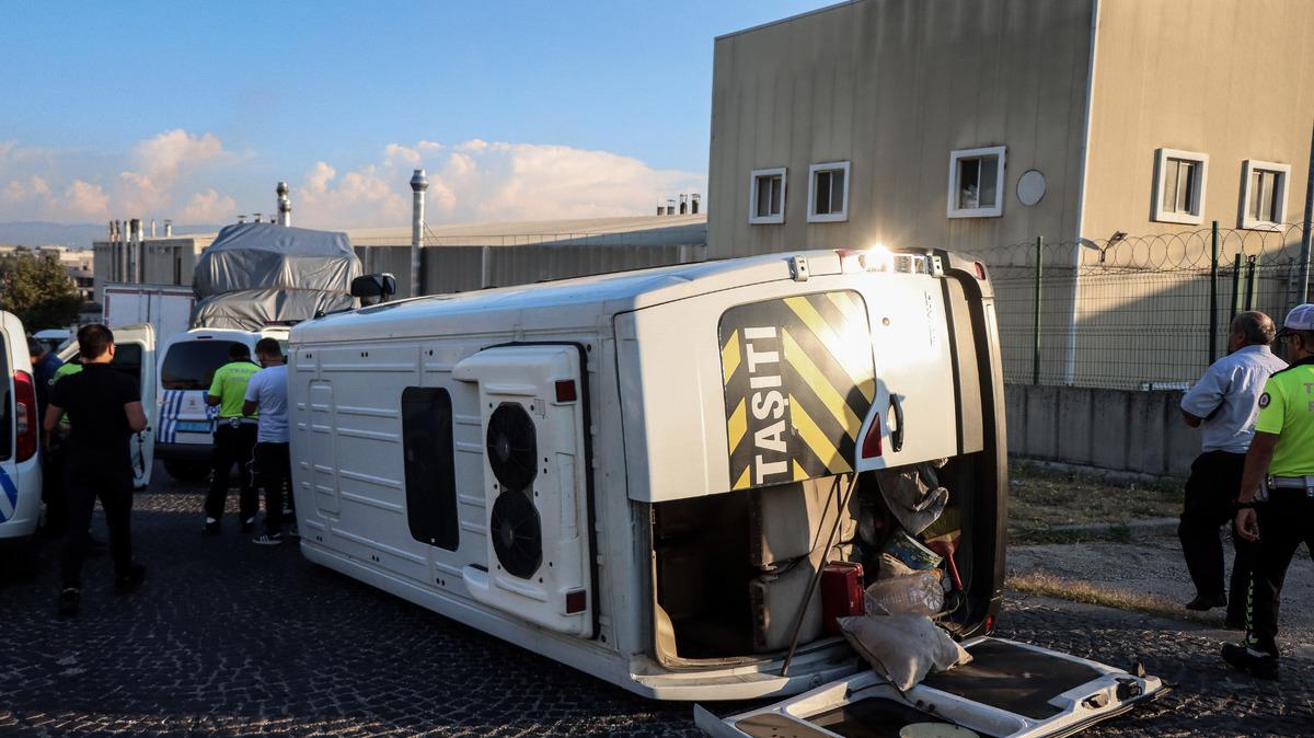 Bursa'da servis aracının devrilmesi sonucu 8 kişi yaralandı