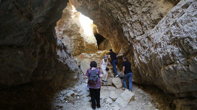 Dünyanın ikinci büyüğü Cehennem Deresi Kanyonu'nda tepki çeken görüntü! Kayaları oyup merdiven yaptılar