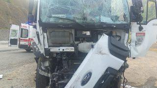 Zonguldak'ta kargo aracının park halindeki araçlara çarptığı kazada 3 kişi yaralandı