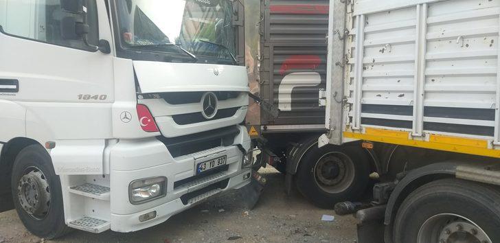 Zonguldak'ta kargo aracının park halindeki araçlara çarptığı kazada 3 kişi yaralandı G2