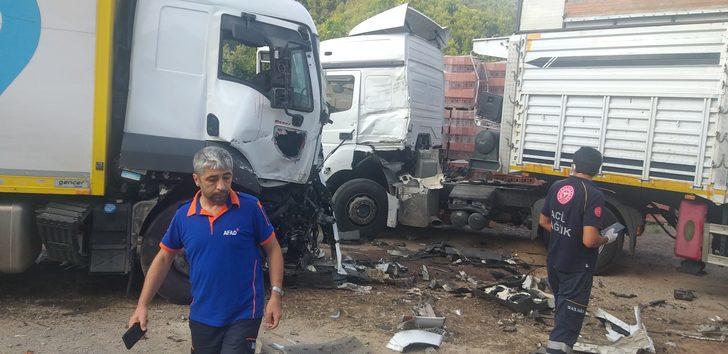 Zonguldak'ta kargo aracının park halindeki araçlara çarptığı kazada 3 kişi yaralandı G3