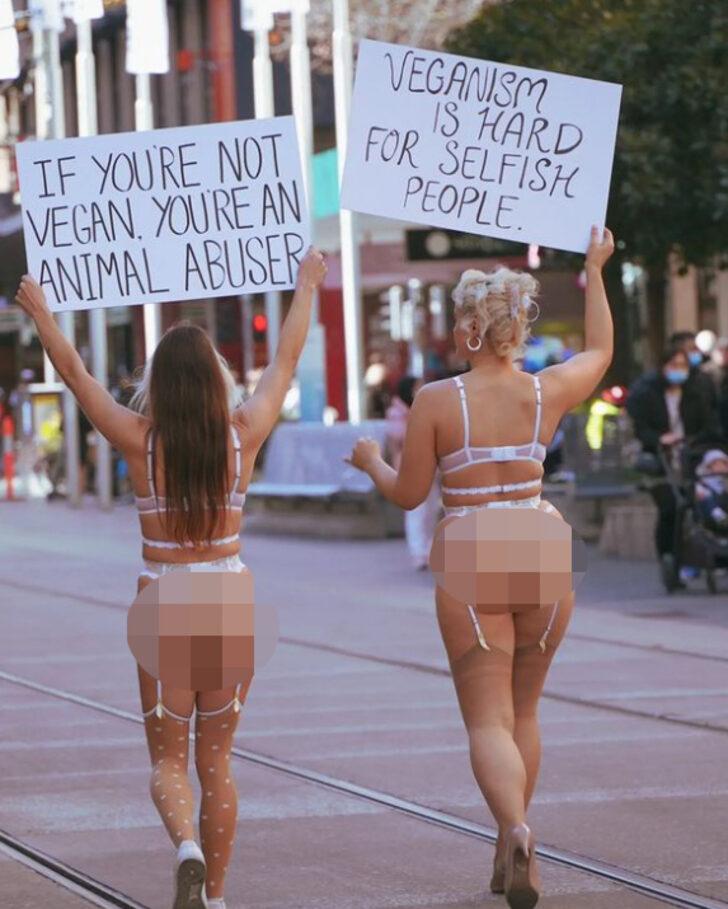 Vegan aktivist Tash Peterson, sokak ortasında iç çamaşırlı protesto yaptı! Tepki çekmesine aldırmadan hayvan haklarını savundu G2