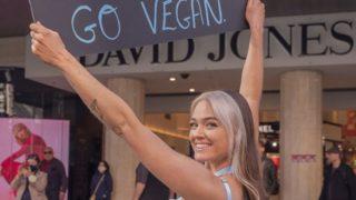 Vegan aktivist Tash Peterson, sokak ortasında iç çamaşırlı protesto yaptı! Tepki çekmesine aldırmadan hayvan haklarını savundu