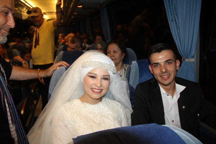 Düğün yapamayan çift, balayında çıktıkları Karadeniz turuna gelinlik damatlıkla katıldı G1