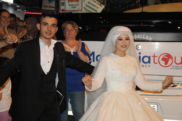 Düğün yapamayan çift, balayında çıktıkları Karadeniz turuna gelinlik damatlıkla katıldı G3