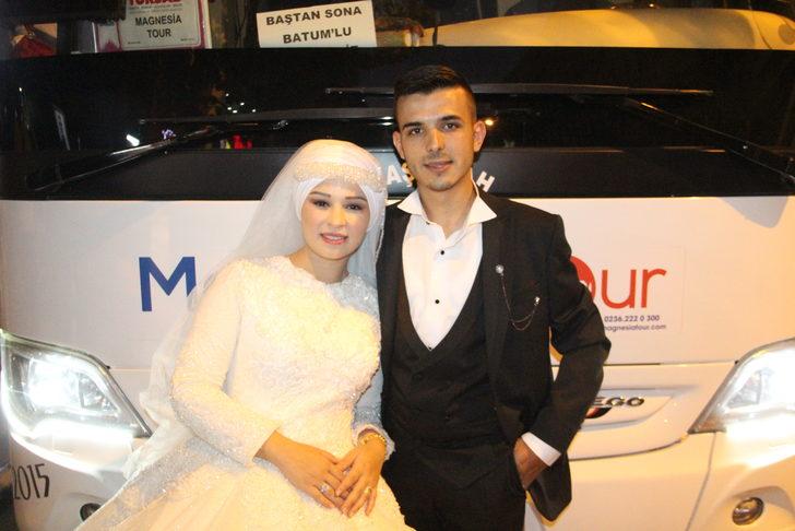 Düğün yapamayan çift, balayında çıktıkları Karadeniz turuna gelinlik damatlıkla katıldı G2