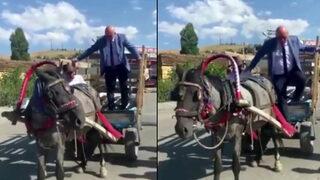 'AK Partiliyim' deyince at arabasından indi! CHP'li Mahmut Tanal'ın o anları gündem oldu