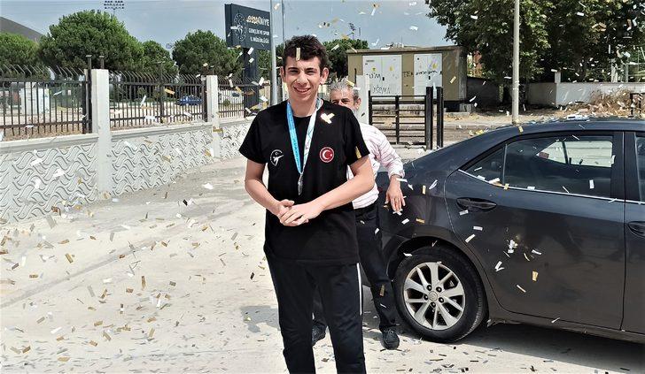 Dünya ikincisi genç tekvandocu, memleketi Osmaniye'de törenle karşılandı G1