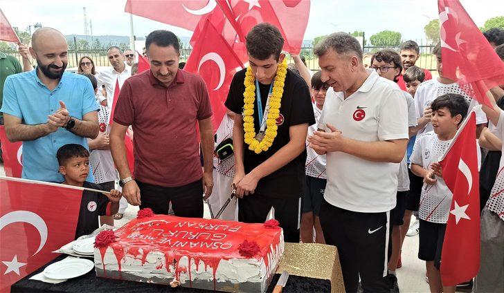 Dünya ikincisi genç tekvandocu, memleketi Osmaniye'de törenle karşılandı G3