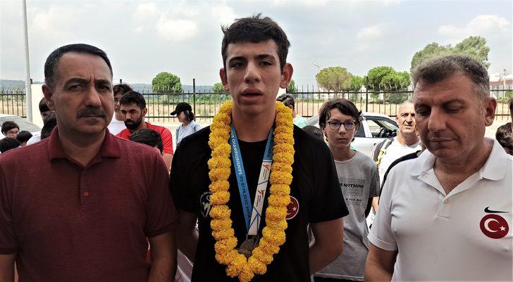 Dünya ikincisi genç tekvandocu, memleketi Osmaniye'de törenle karşılandı G4