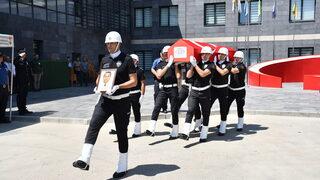 GÜNCELLEME - Kahramanmaraş'ta oğlu tarafından öldürülen polis memuru, eşi ve çocuklarının cenazeleri defnedildi