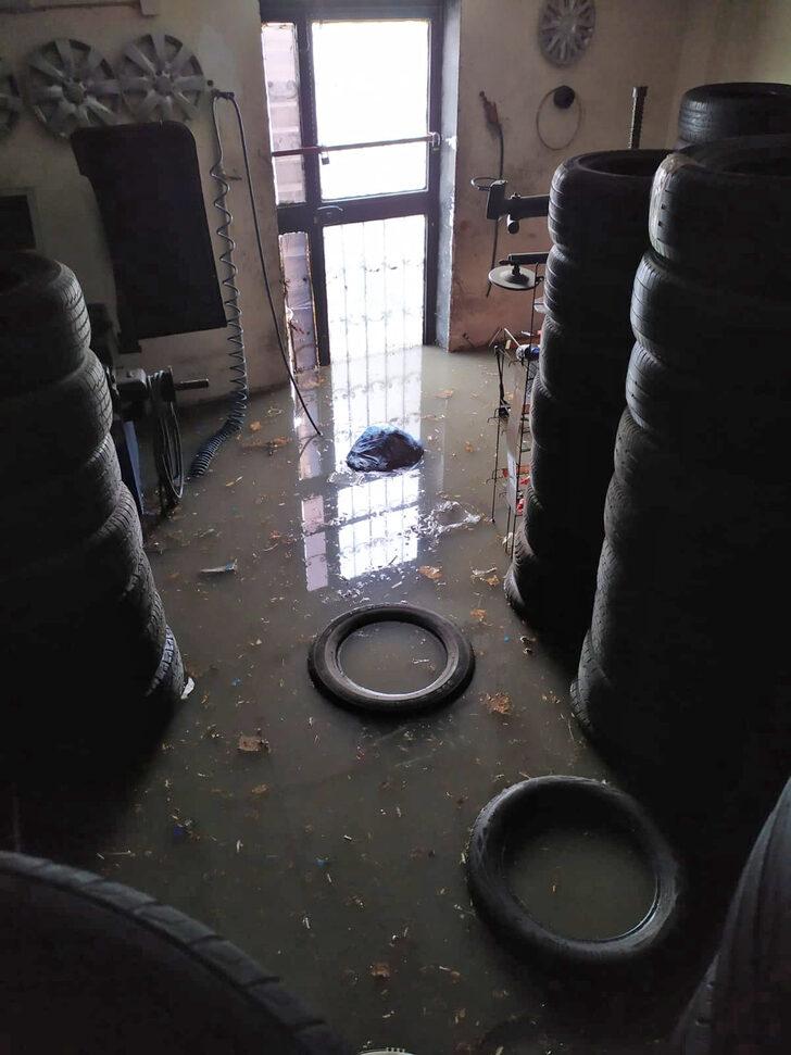 İstanbul'da yağış nedeniyle bazı yerleri su bastı G4