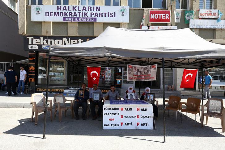 Muş'ta çocukları PKK'lı teröristlerce kaçırılan aileler HDP önündeki eylemlerini sürdürdü G1
