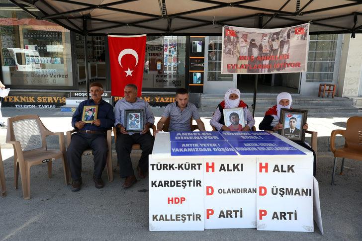 Muş'ta çocukları PKK'lı teröristlerce kaçırılan aileler HDP önündeki eylemlerini sürdürdü G2