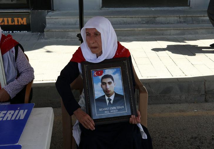 Muş'ta çocukları PKK'lı teröristlerce kaçırılan aileler HDP önündeki eylemlerini sürdürdü G3