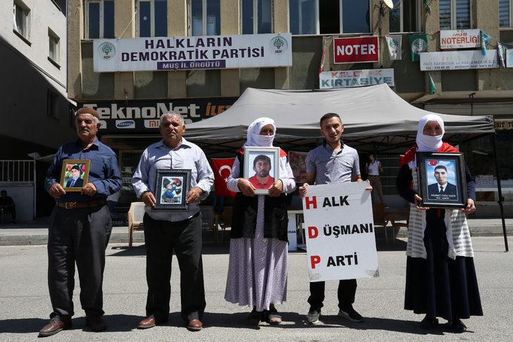 Muş'ta çocukları PKK'lı teröristlerce kaçırılan aileler HDP önündeki eylemlerini sürdürdü G4