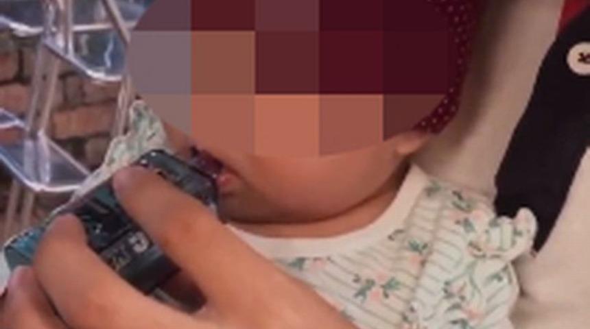 Ufacık bebeğe yaptığı şey karşısında şoke etmişti! Cezası dudak u&ccedil;uklattı