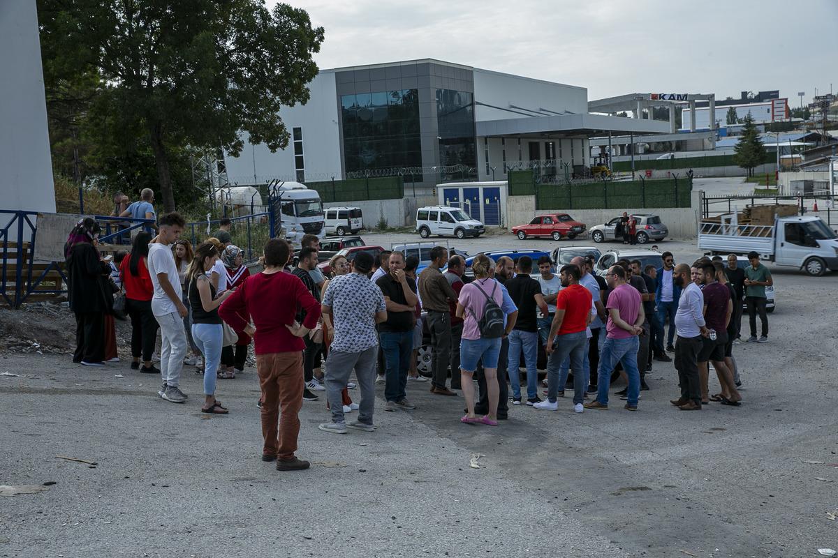Ankara'da dolandırıldığını iddia eden grup fabrika &ouml;n&uuml;nde toplandı