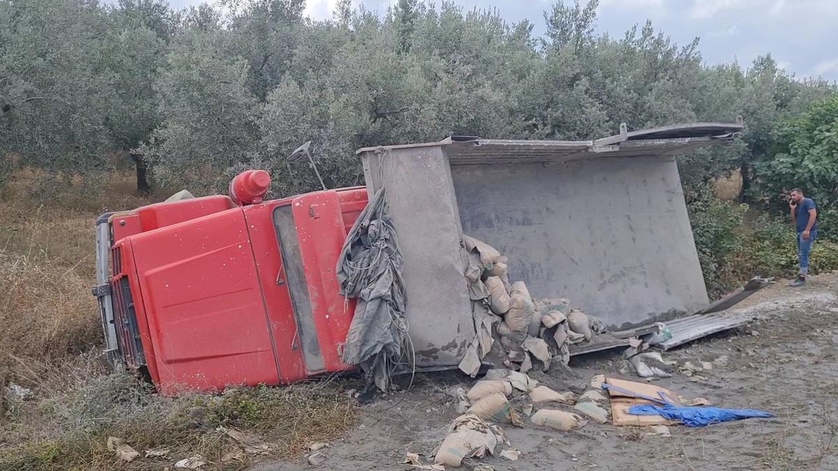 Bursa'da devrilen &ccedil;imento y&uuml;kl&uuml; kamyonun s&uuml;r&uuml;c&uuml;s&uuml; &ouml;ld&uuml;