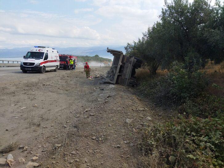 Bursa'da devrilen çimento yüklü kamyonun sürücüsü öldü G4