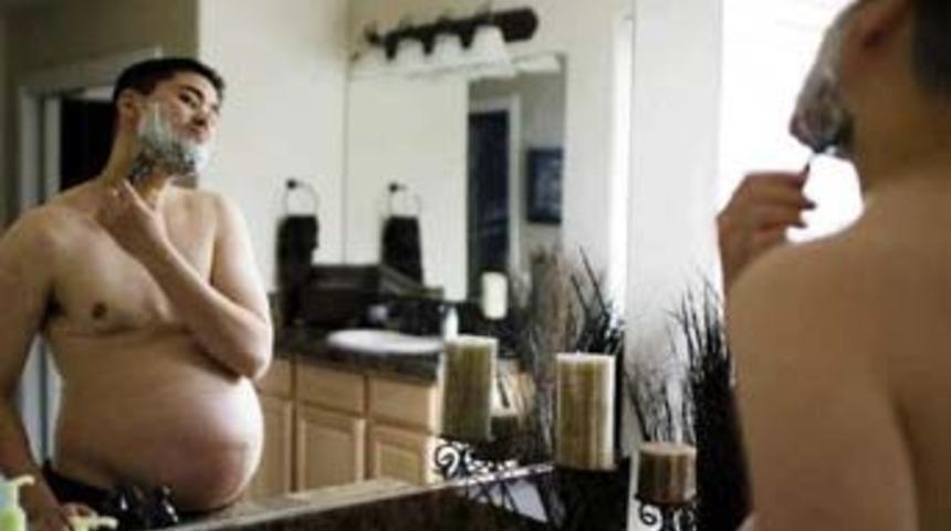 Hamile erkek 3. &ccedil;ocuğunu doğurdu