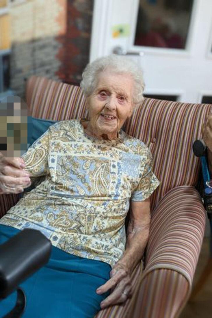 Huzurevinde yaşayan bir kadın, 106. doğum gününde çıplak garson istedi! O anlar sosyal medyada gündem oldu G2