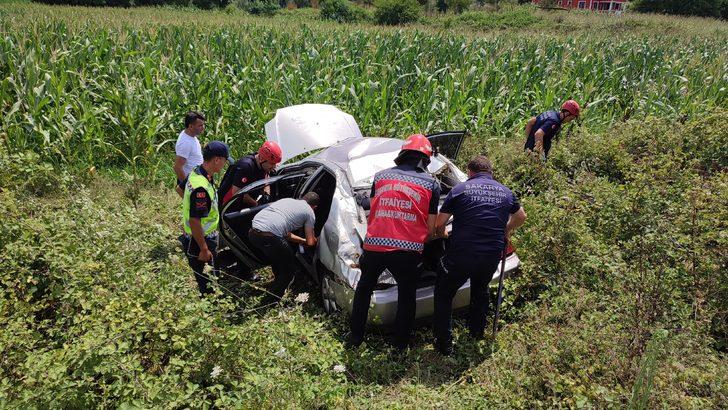 Sakarya'da tarlaya devrilen otomobildeki 3 kişi yaralandı G1