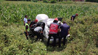 Sakarya'da tarlaya devrilen otomobildeki 3 kişi yaralandı