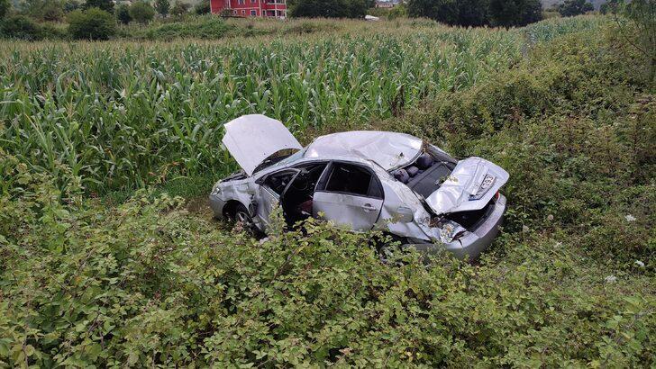 Sakarya'da tarlaya devrilen otomobildeki 3 kişi yaralandı G3