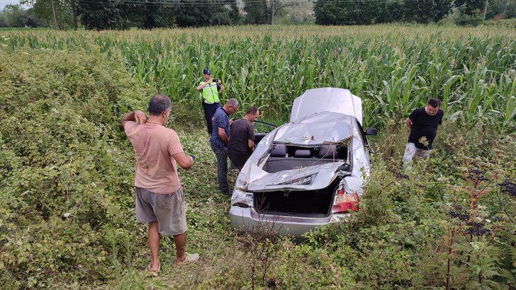 Sakarya'da tarlaya devrilen otomobildeki 3 kişi yaralandı G4