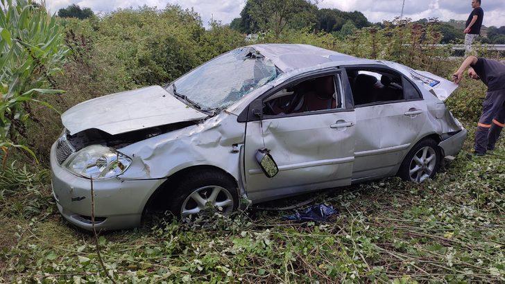 Sakarya'da tarlaya devrilen otomobildeki 3 kişi yaralandı G5