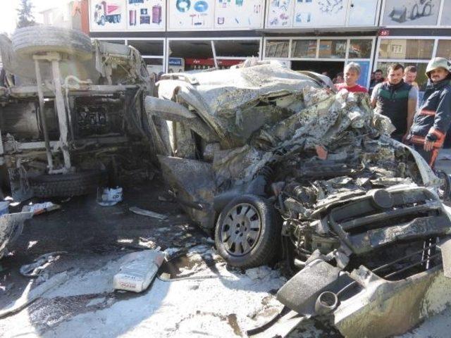 Maltepe de beton mikseri 5 araca çarparak devrildi: 2 ölü 5