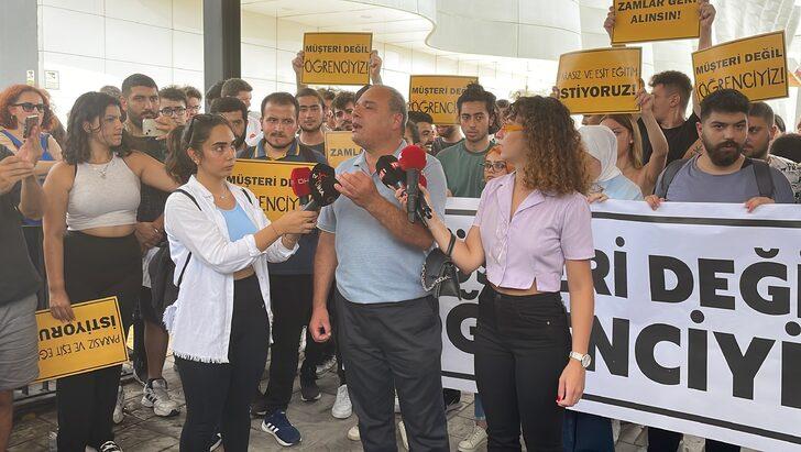 İstanbul'da bir grup öğrenci, okudukları özel üniversitede yapılan zamları protesto etti G1