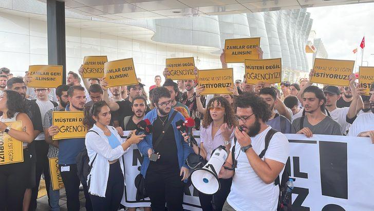 İstanbul'da bir grup öğrenci, okudukları özel üniversitede yapılan zamları protesto etti G2