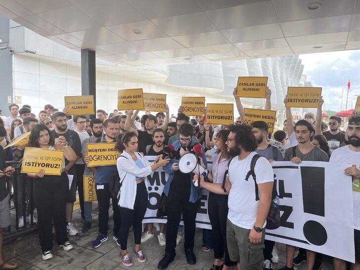 İstanbul'da bir grup öğrenci, okudukları özel üniversitede yapılan zamları protesto etti G3
