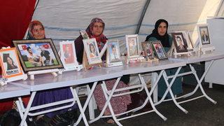 Diyarbakır anneleri bunaltıcı sıcakta evlatları için nöbet tutuyor