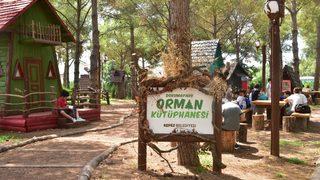 Antalya'da kurulan Orman Kütüphanesi kitapseverleri ağırlıyor