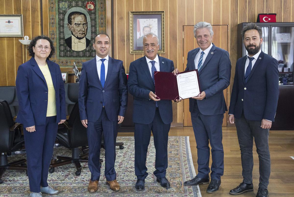 Atat&uuml;rk &Uuml;niversitesi DAYTAM, "OECD İLU Uygunluk Beyanı" aldı