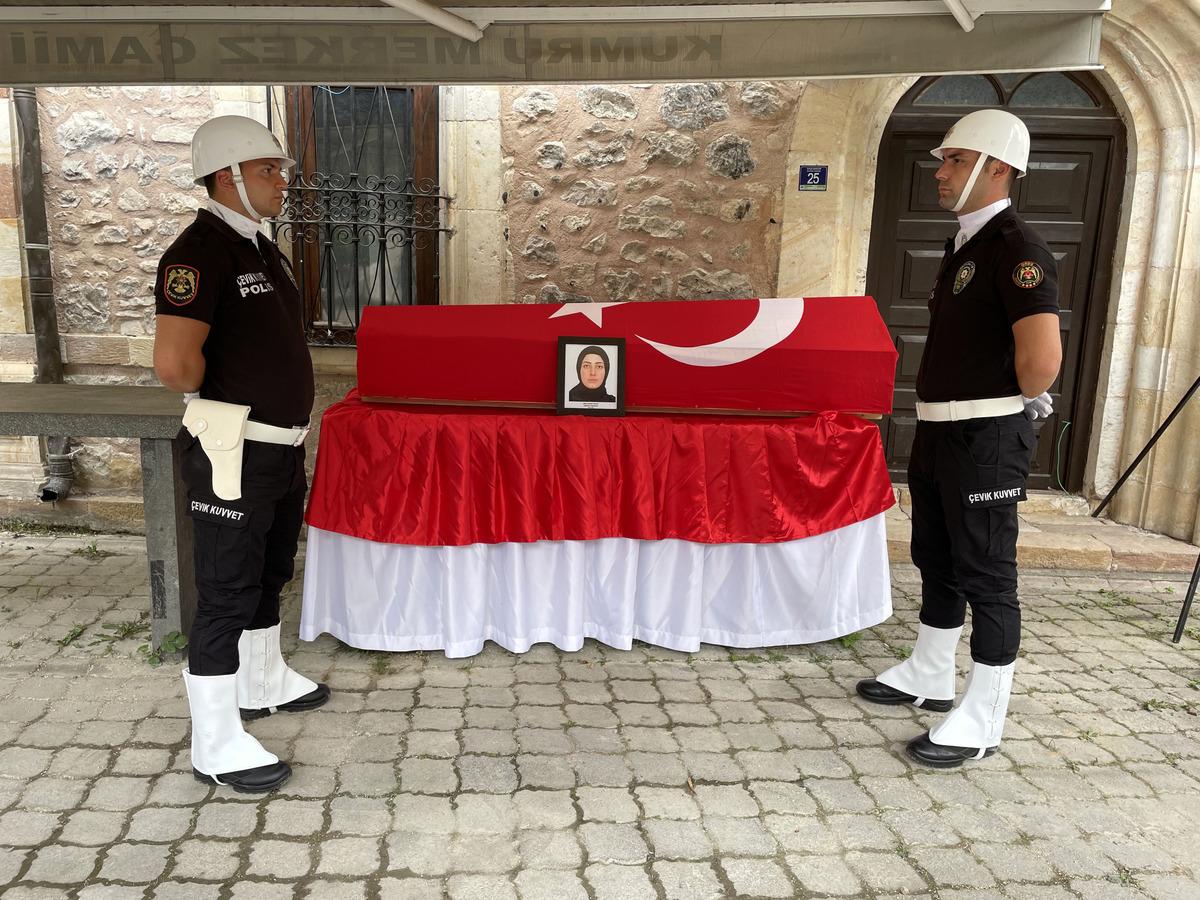 Giresun'da lunaparktaki kazada hayatını kaybeden komiser yardımcısının cenazesi defnedildi