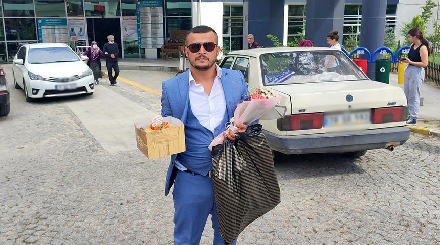 Hastanede olay çıkarıp açığa alınan uzman çavuş, çiçek ve pastayla özür diledi!