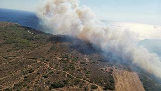 Bozcaada'da çöplük alanda çıkan yangına müdahale ediliyor