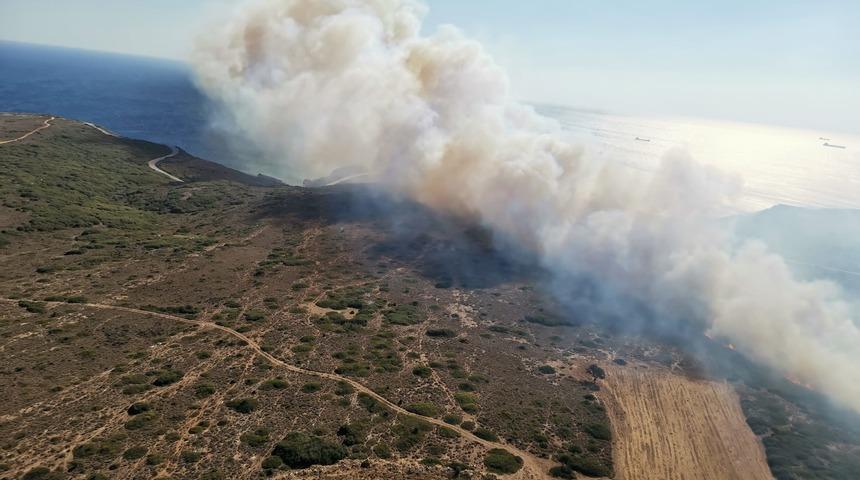 Bozcaada'da çöplük alanda çıkan yangına müdahale ediliyor