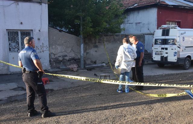 Erzurum'da evlerinin önünde oturan 3 kişi silahlı saldırıda yaralandı