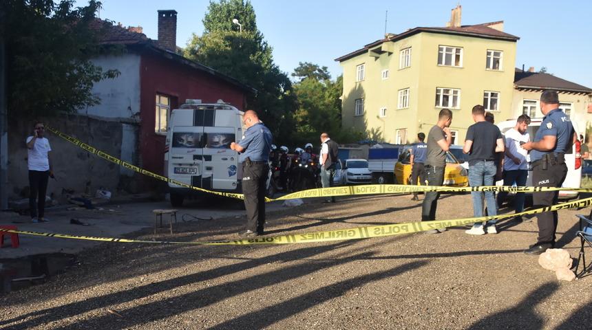 Erzurum'da evlerinin önünde oturan 3 kişi silahlı saldırıda yaralandı